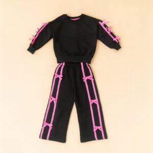 Trenerka e zezë me detaje rozë dhe fjongo të ëmbla